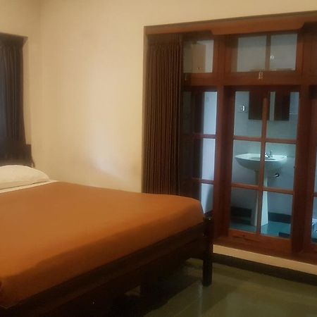 סוראבאיה Krowi Inn מראה חיצוני תמונה