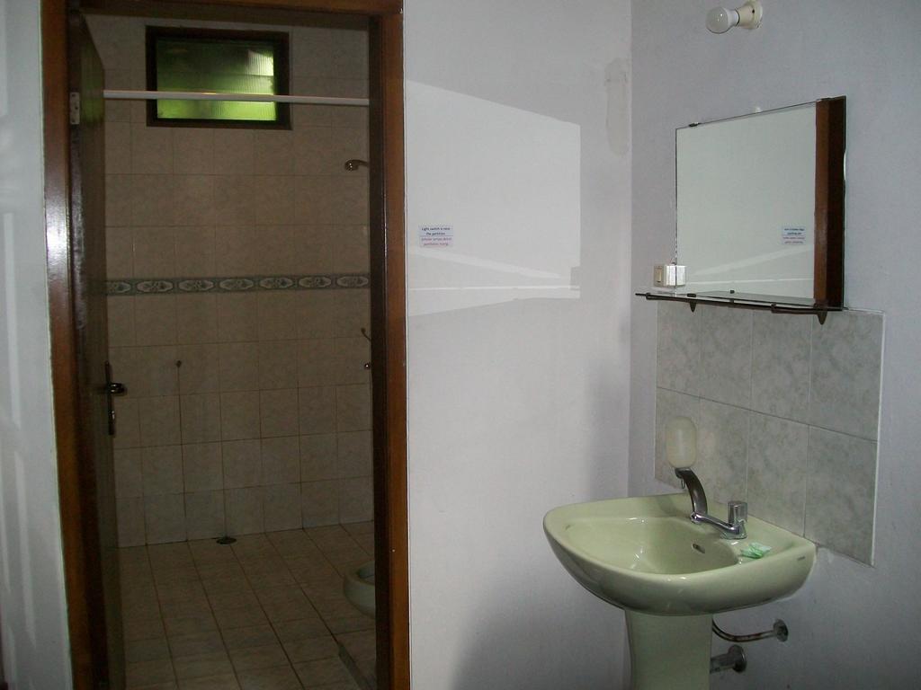 סוראבאיה Krowi Inn חדר תמונה