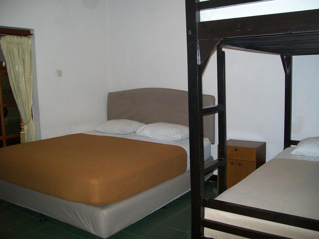 סוראבאיה Krowi Inn חדר תמונה