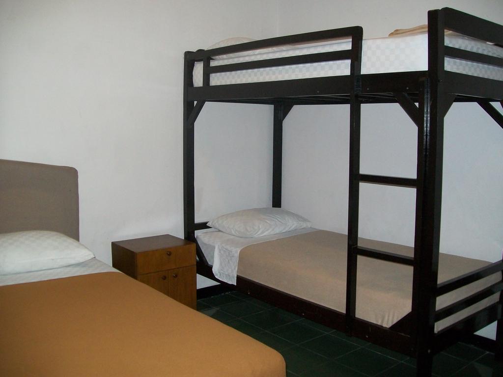 סוראבאיה Krowi Inn חדר תמונה