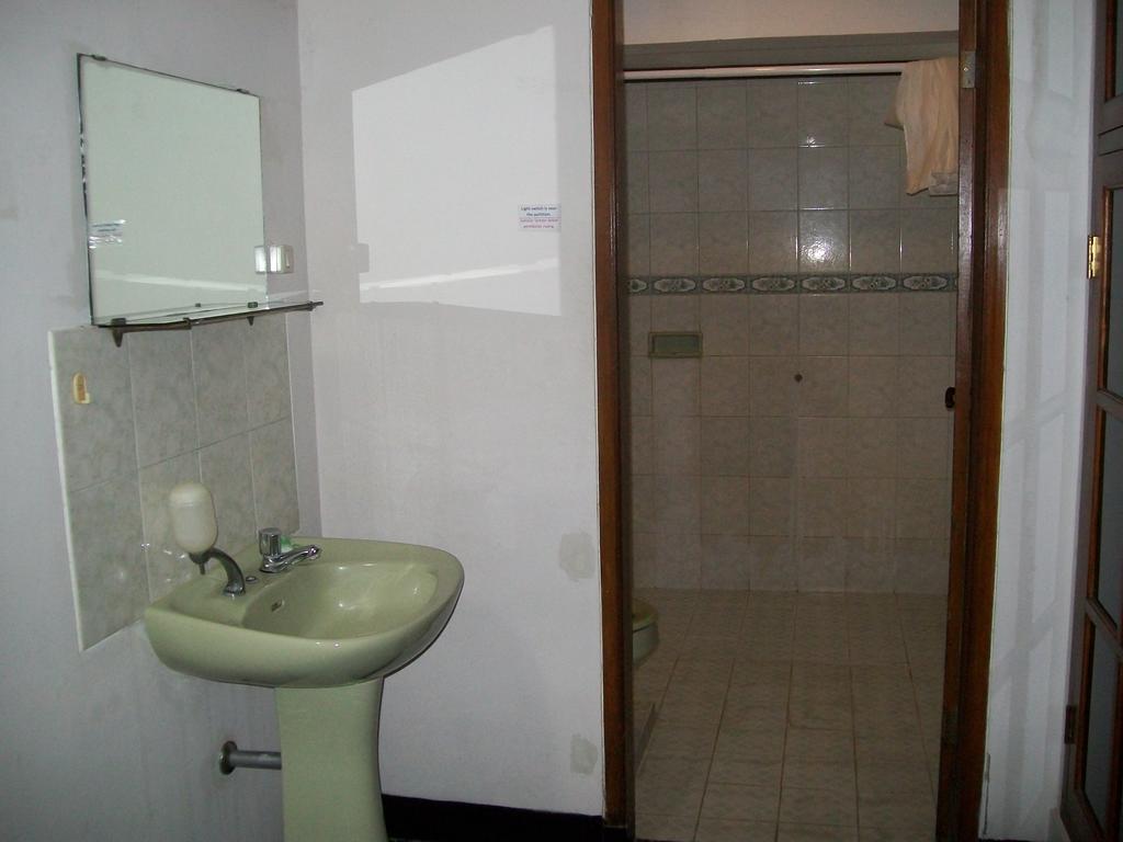 סוראבאיה Krowi Inn חדר תמונה