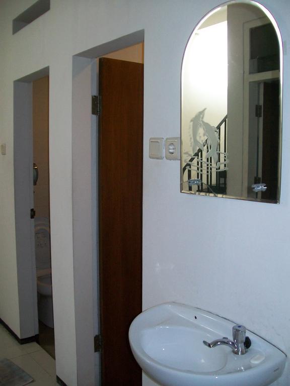 סוראבאיה Krowi Inn חדר תמונה