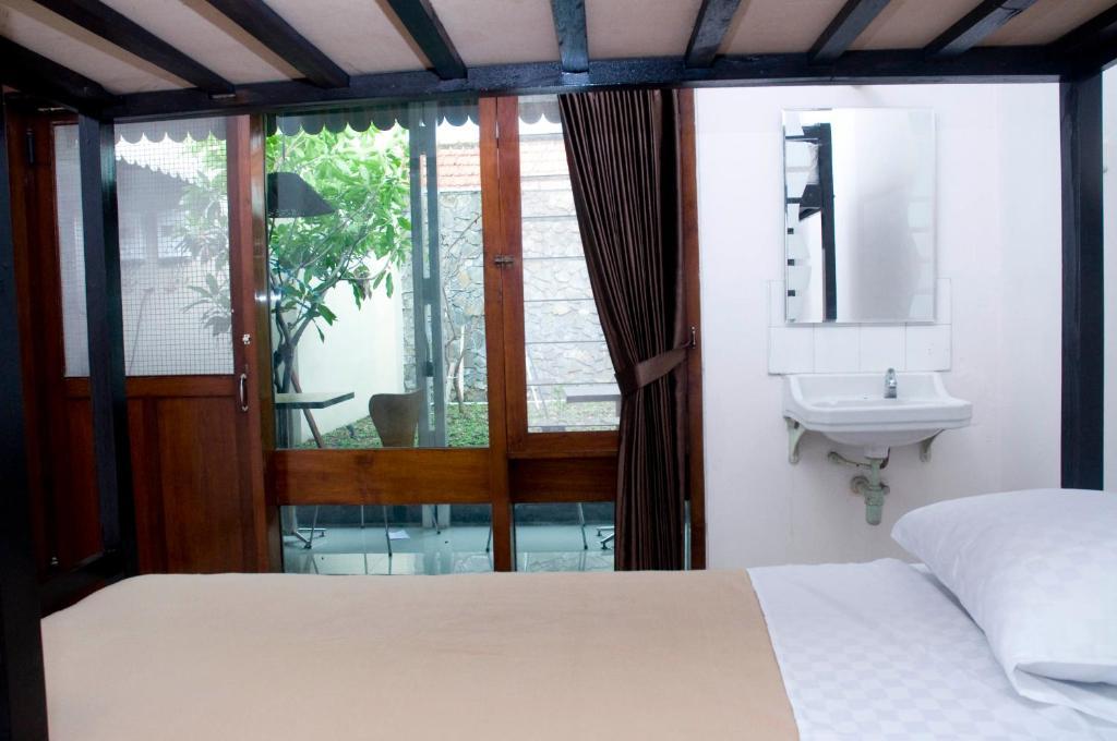 סוראבאיה Krowi Inn חדר תמונה