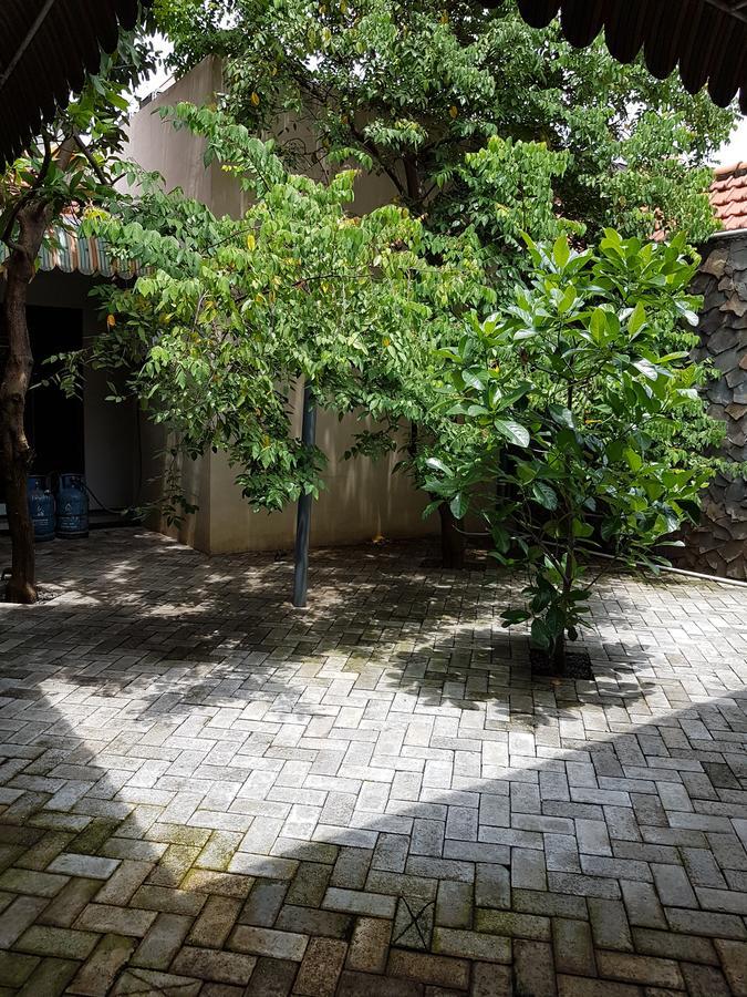 סוראבאיה Krowi Inn מראה חיצוני תמונה