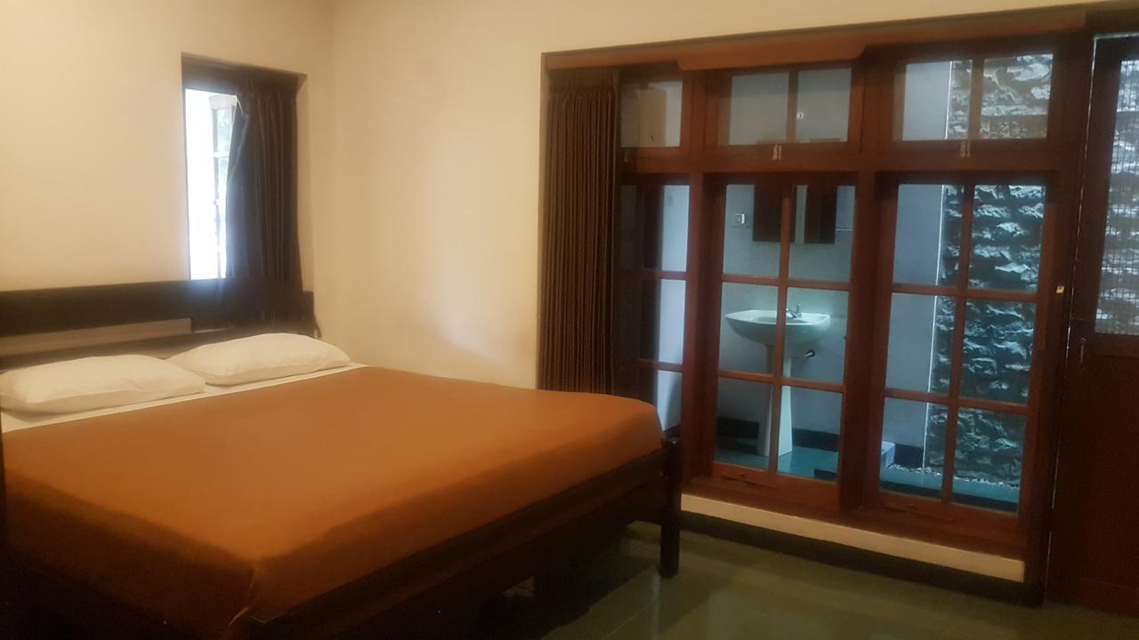 סוראבאיה Krowi Inn מראה חיצוני תמונה