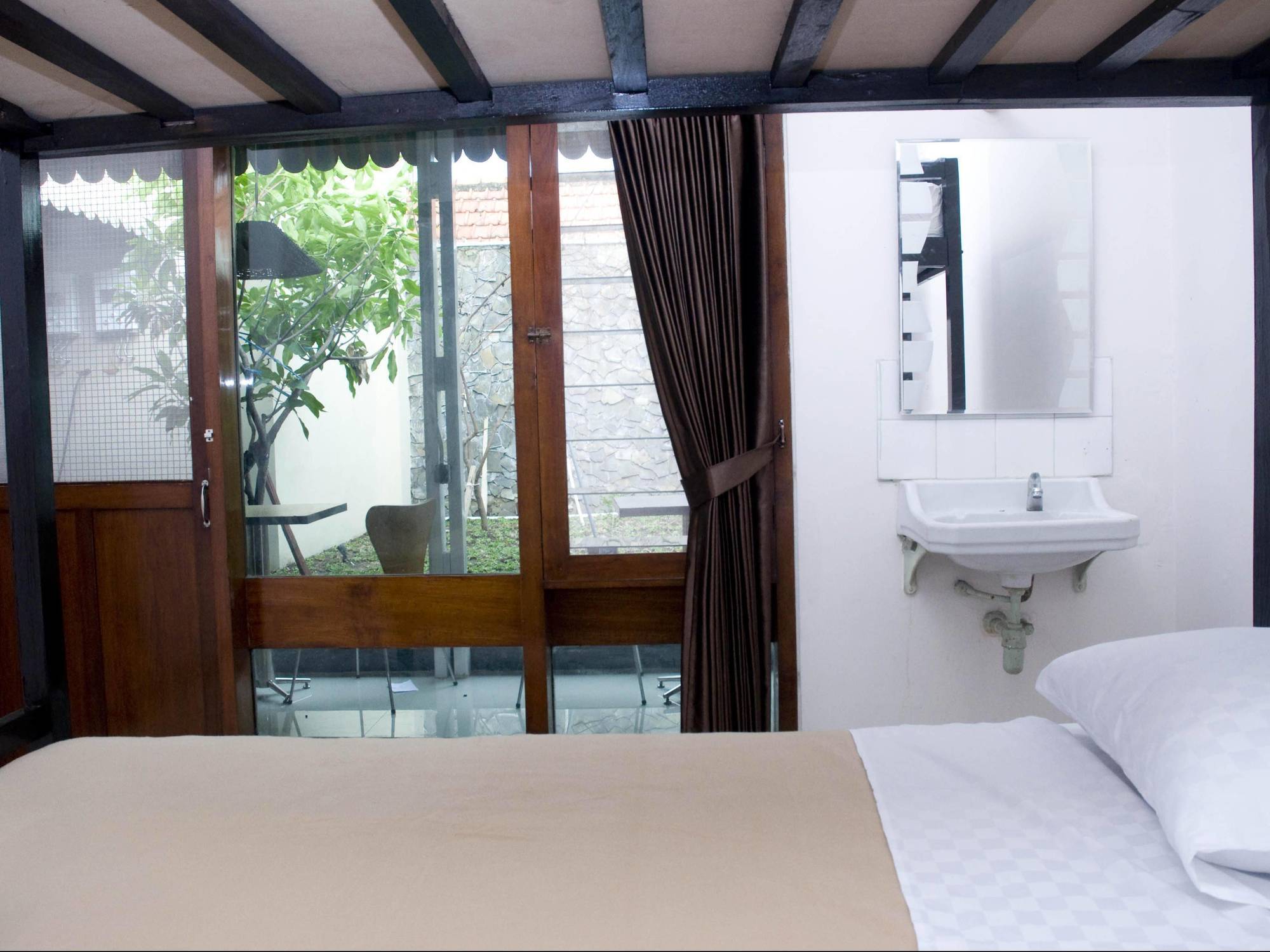 סוראבאיה Krowi Inn מראה חיצוני תמונה